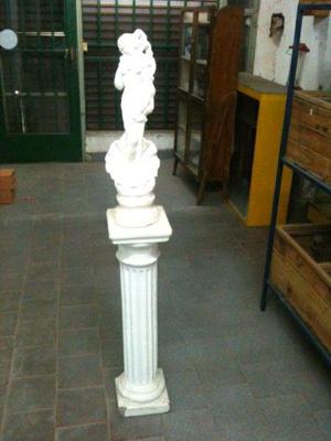 Columna y escultura de yeso