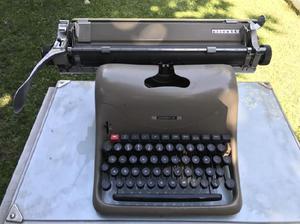 Maquina de escribir Olivetti + mesa metalica