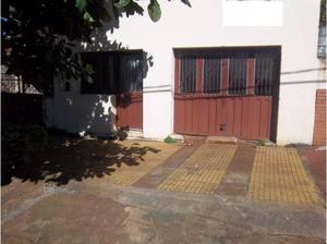 CASA EN VILLA SARITA ESTILO ANTIGUA A RECICLAR***