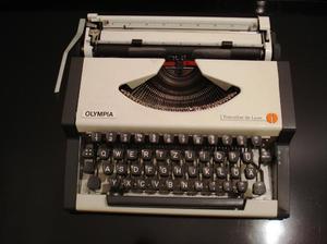 vendo maquina de escribir portatil marca olympia traveller