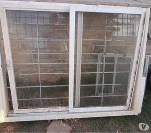 ventana corrediza con vidrios y rejas