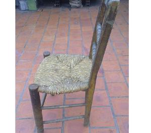 silla con asiento de mimbre