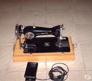 1 MAQUINA DE COSER MARCA (NECHI) ELECTRICA CON SU ESTUCH