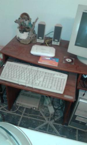 PC completa, con mesa, audio, 2 monitores y UPS usados