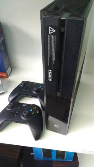 Xbox one 500 gb con 2 joysticks juegos