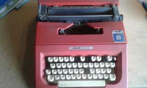 Máquina de escribir Olivetti vieja