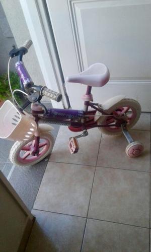 Vendo bicicleta con rueditas para nena