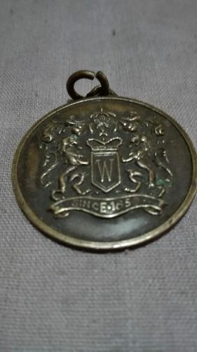 Medalla Hiram Walker & Sons (arg.) Destilerias.mide 3 Cms.