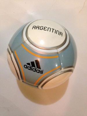 Pelota de Fútbol Número 4 - Marca ADIDAS - Nueva, sin uso