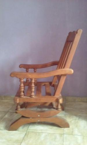 Sillón mecedor de algarrobo macizo poco uso