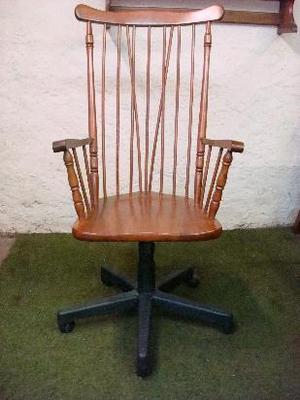 sillón y silla giratorios de madera maciza