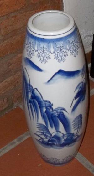 Jarron chino sellado blanco con dibujos azules