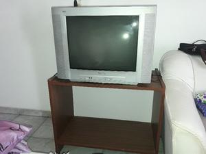 Vendo TV pantalla plana 25' y mesa