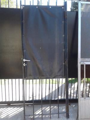 puerta de reja con cerradura y manija