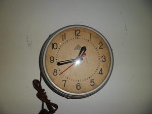 Antiguo Reloj Electrico De Pared Funcionando