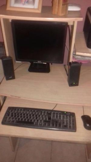 Vendo Pc con monitor, teclado, parlantes, CPU y mesa de