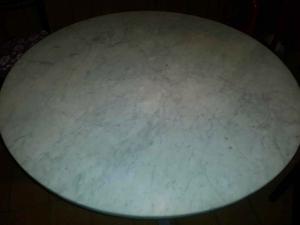Mesa redonda de mármol