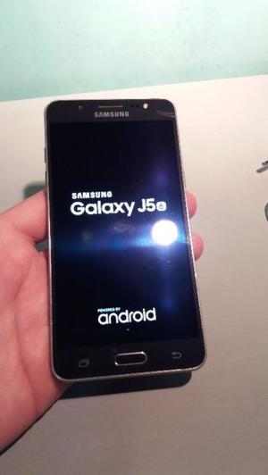 Samsung J, con accesorios