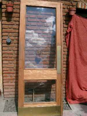 impecable puerta grande de madera de cedro estacionado con