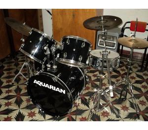 Vendo bateria Aquarian completa con fierros y platos Paiste