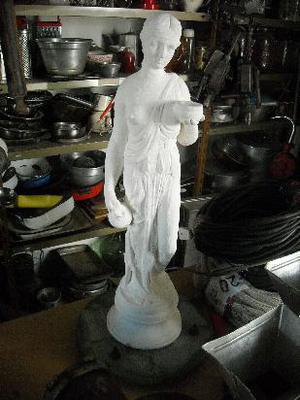 estatua en cemento de mujer griega.