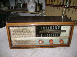 Antigua radio gabinete de madera y equipo original