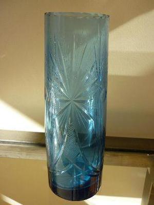 florero de cristal azul con talla