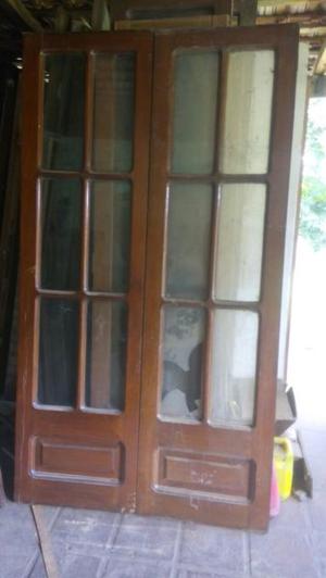 Puerta ventana de cedro con marco