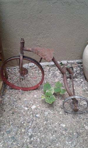 Antiguo triciclo metal