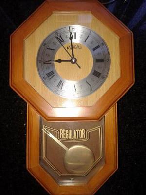 Vendo Reloj De Pared De Madera Lustrada Con Péndulo