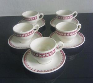 Antiguas tazas con plato de café