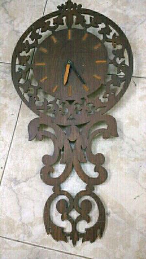 Reloj antiguo de madera