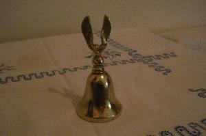 campana de bronce con soporte simulando alas de aguila