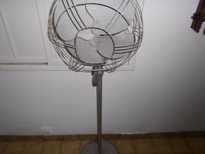 LIQUIDO ventilador de pie antiguo a revisar o adorno $200!!!