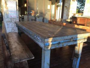 Mesa maderas recicladas con bancos