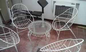 Cuatro sillas y mesa de hierro forjado