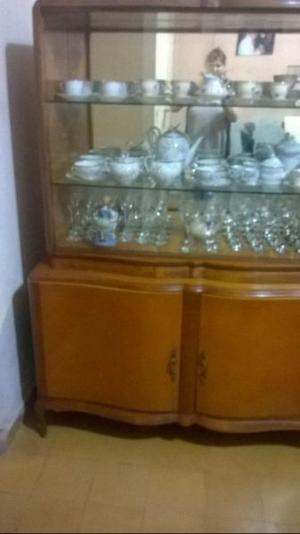 VENDO MUEBLES ANTIGUOS Y CAJA FUERTE DE HIERRO CON PIE