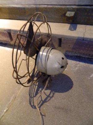 antiguo ventilador metalico