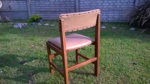 silla hecha en madera maciza paraiso,tapizada en cuerina.