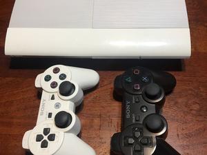 PS3 ultraslim blanca, dos joystick inhalambricos y dos