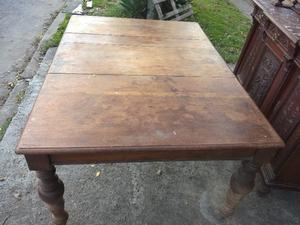 Mesa antigua de madera estilo francés