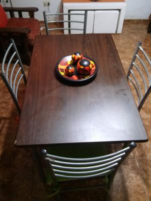 Mesa y cuatro sillas de aluminio y madera melamina