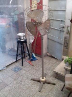 Oferta por mudanza antiguo ventilador de pie para arreglar