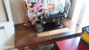 maquina de coser marca necchi recta con mesa motor y pedal