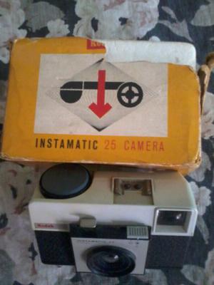 Cámara fotográfica marca Kodak, modelo Instamatic 25.