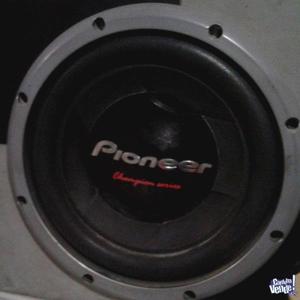 Caja con subwoofer pioneer y potencia Lanzar