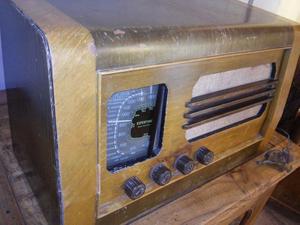 Radio antigua con valvulas de 6 vol. A bateria $