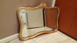 Hermoso espejo bicelado con marco dorado