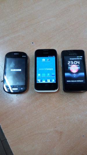 Tres celulares con cargador