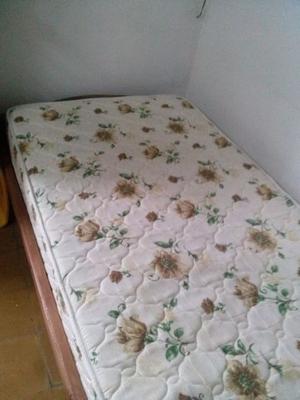 VENDO CAMA DE ALGARROBO UNA PLAZA C/COLCHON SEMINUEVO